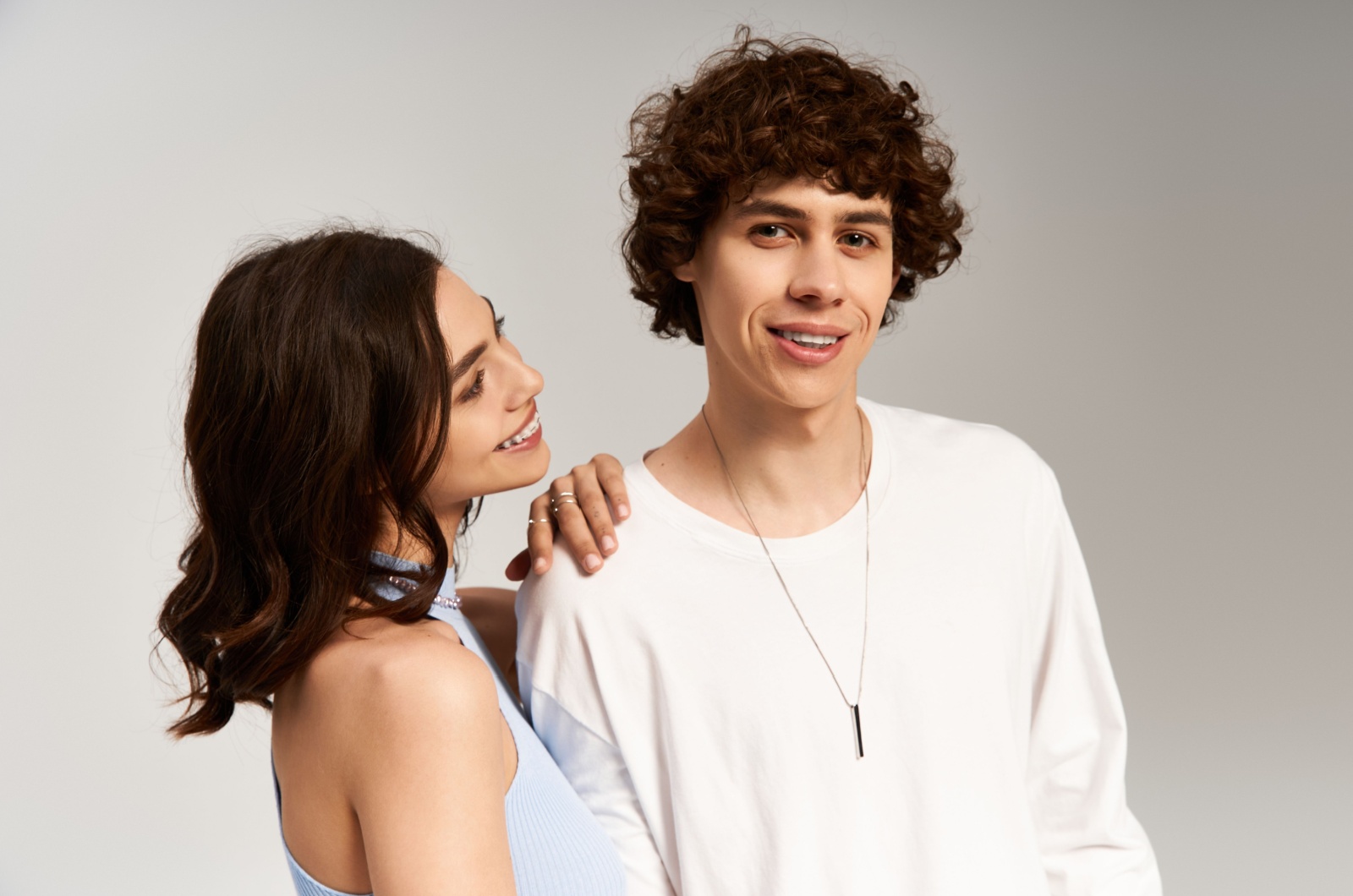 mann mit lockingen haaren und eine frau