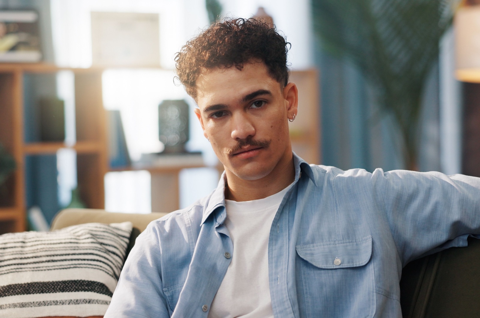 mann mit lockingen haaren