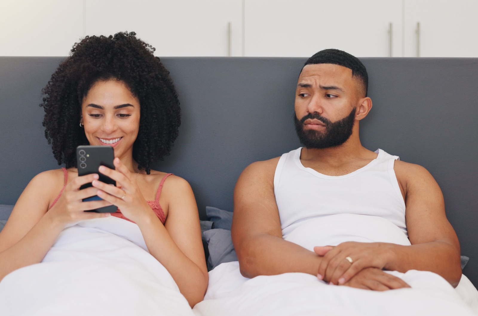 mann schaut auf handy von frau