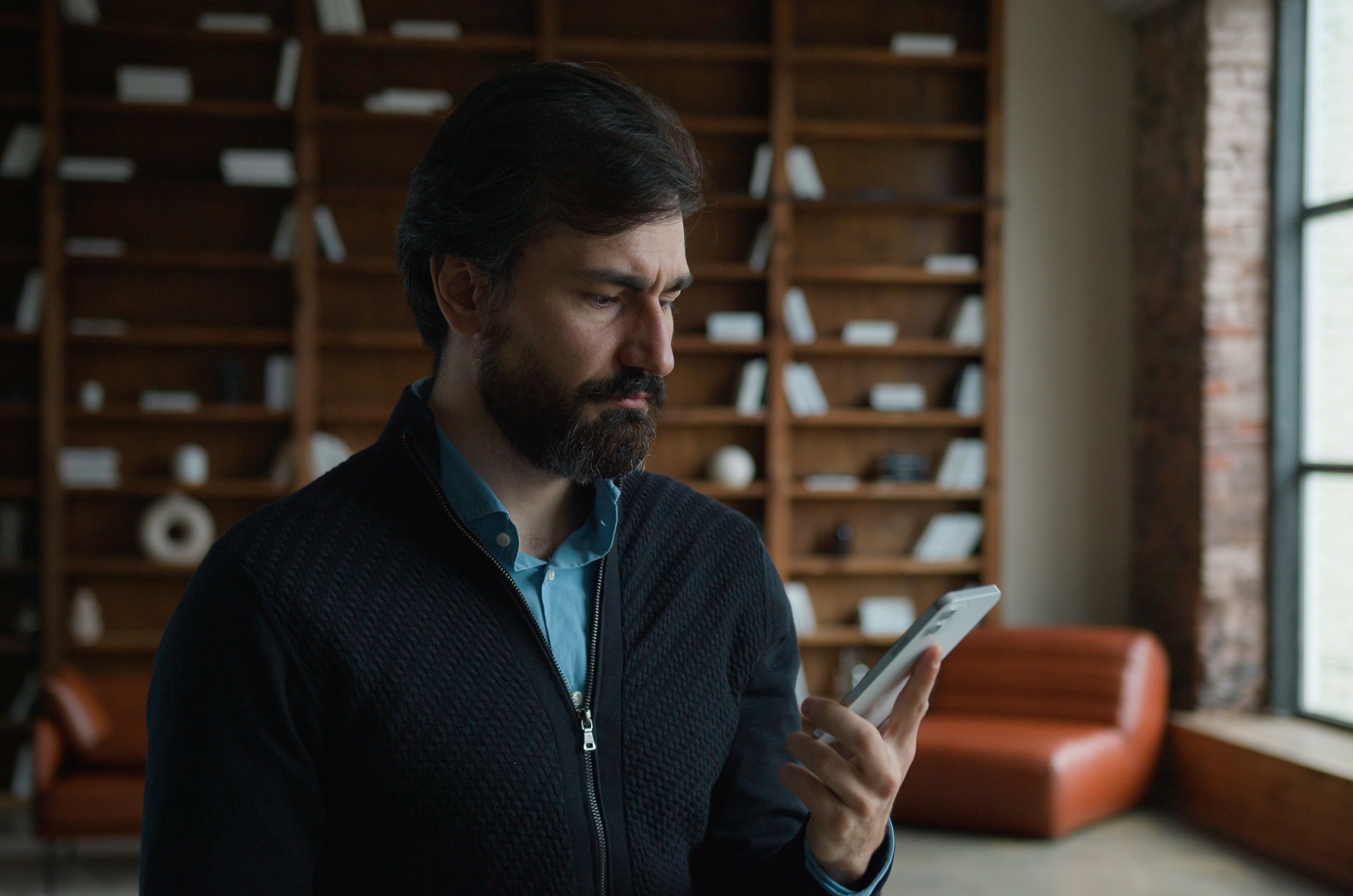 mann schaut aufs handy