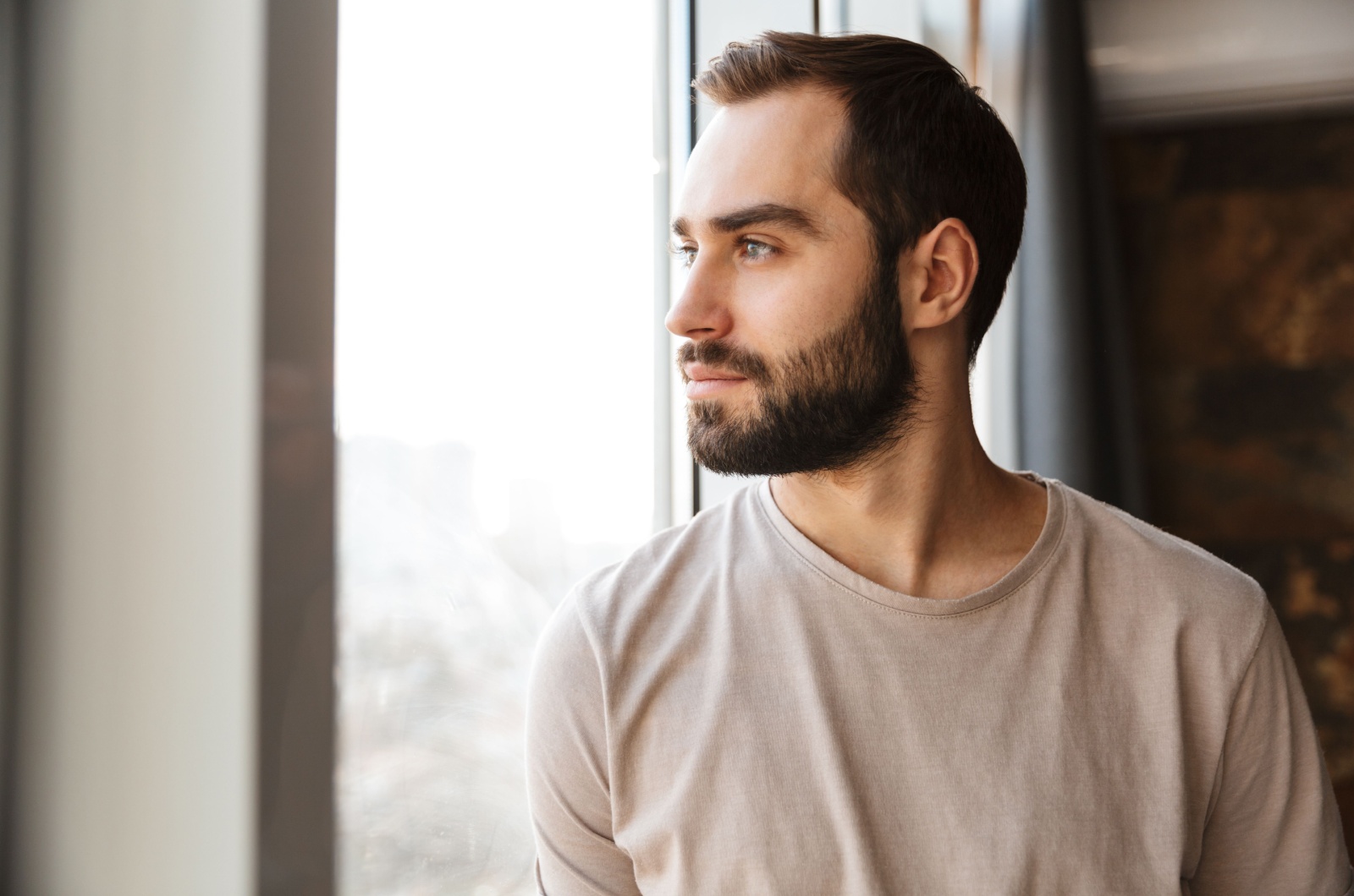mann schaut aus fenster