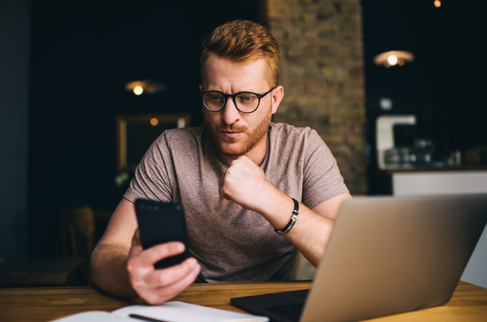 mann schreibt nachricht am abend