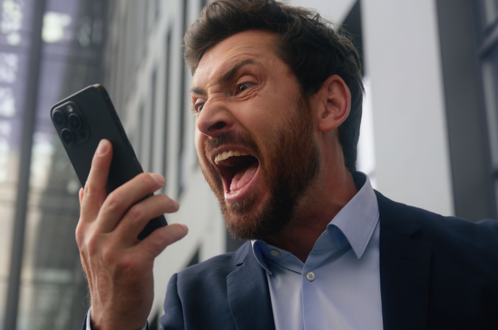 mann schreit handy an