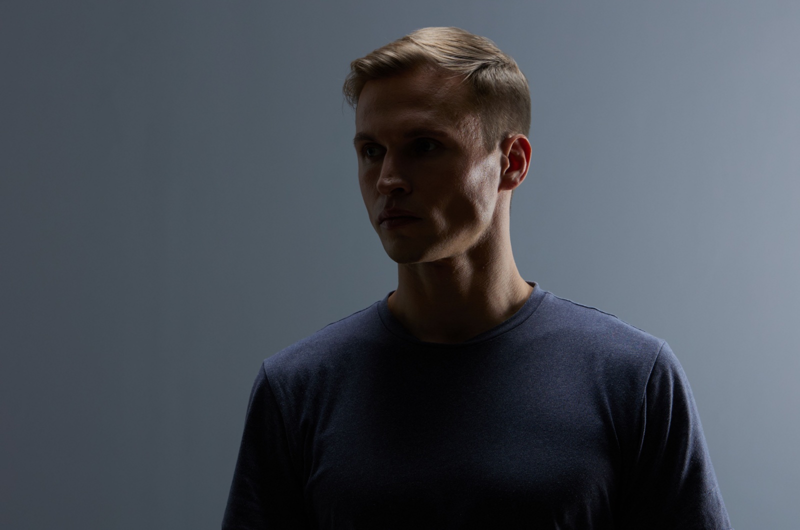 mann sieht nach links