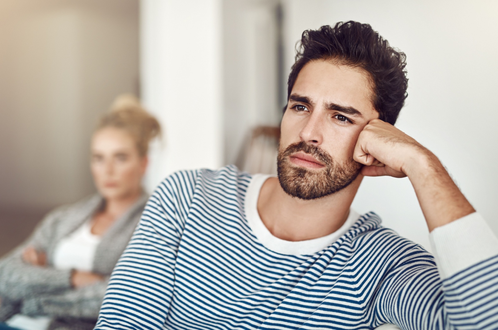 mann sitzt neben frau wuetend