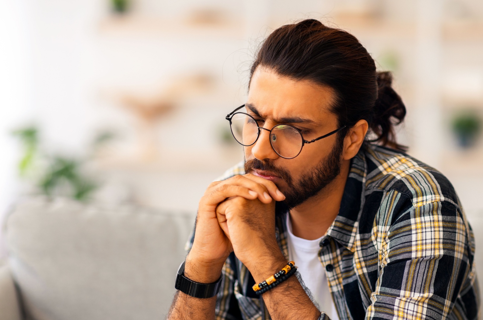 mann sitzt und denkt nach