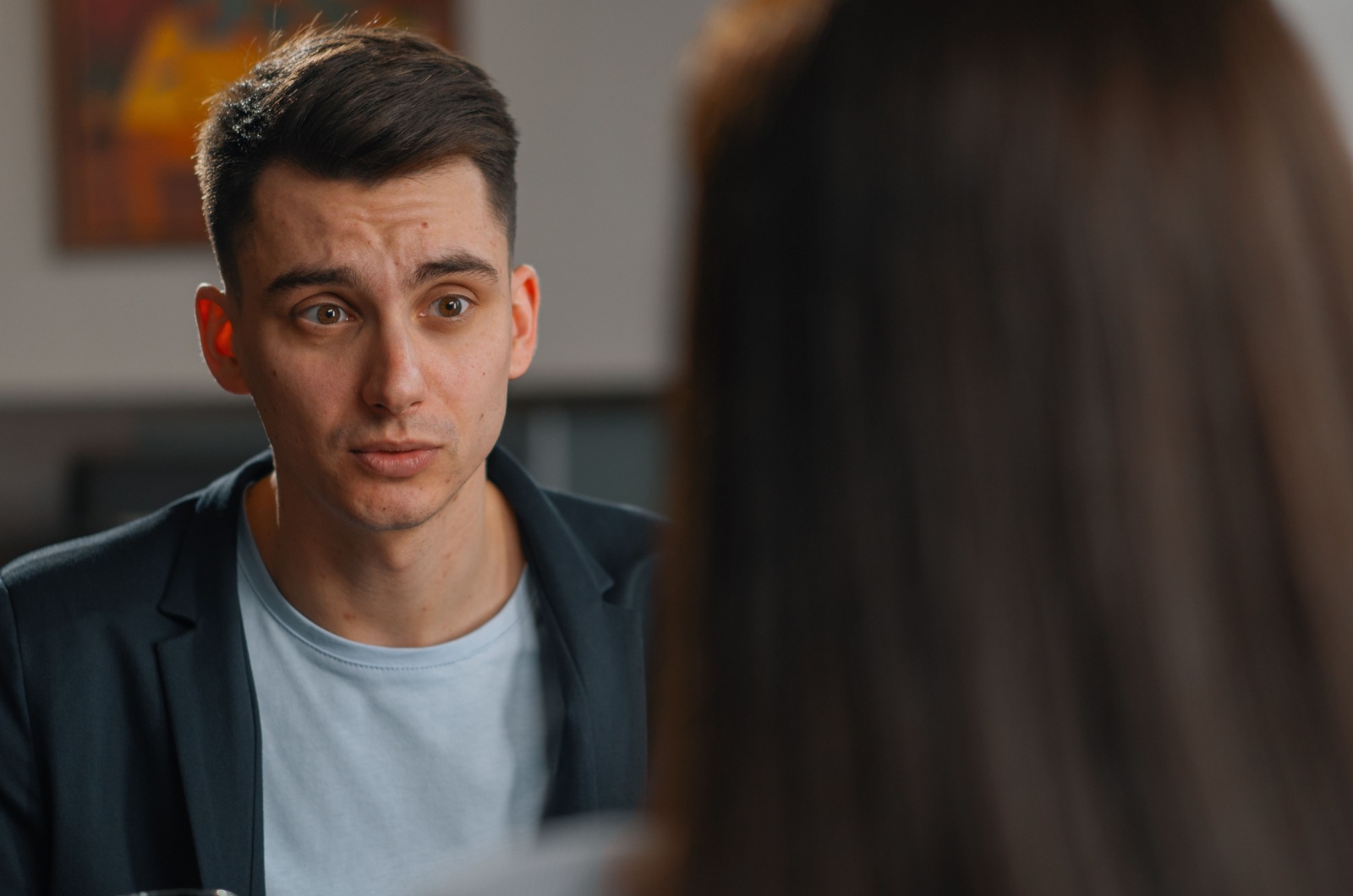 mann spricht mit einer frau