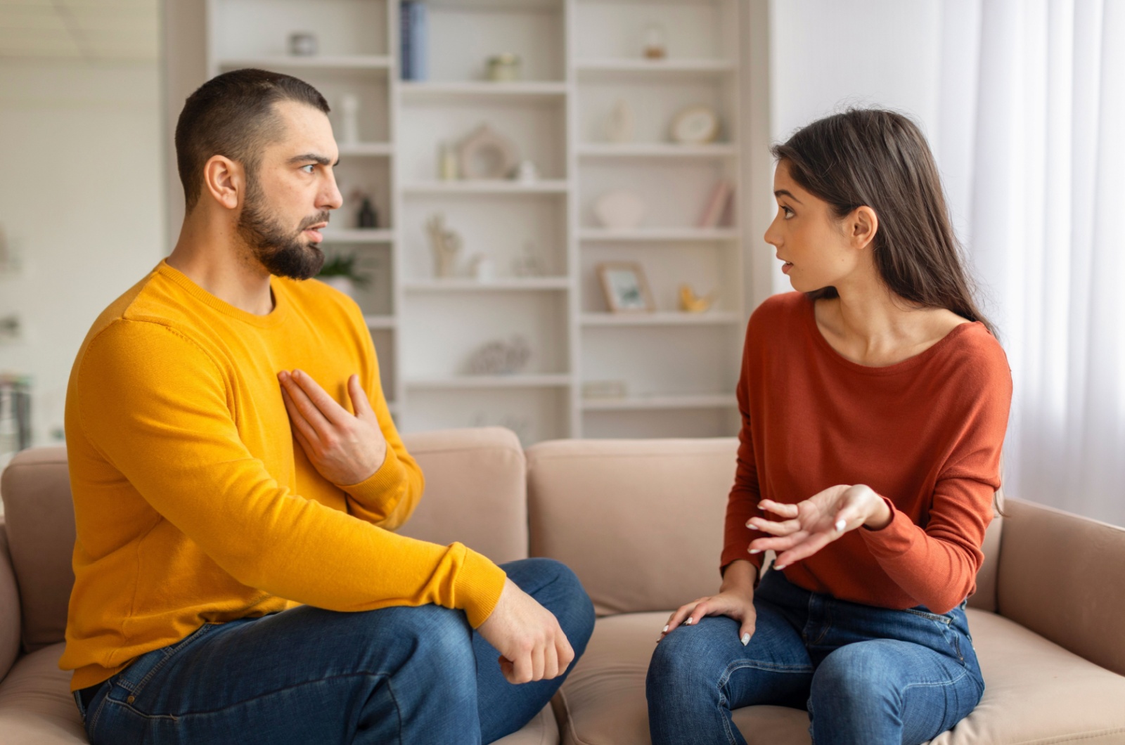 mann spricht mit seiner frau