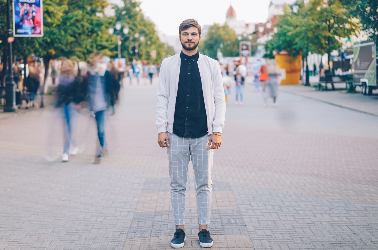 mann steht in einer strasse