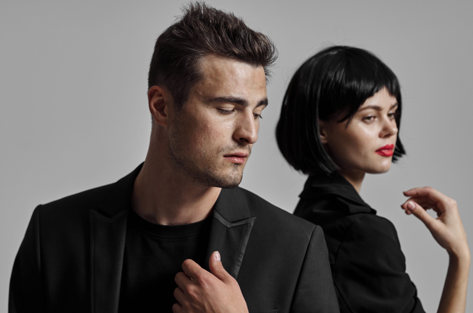 mann steht neben einer frau mit schwarzen haaren