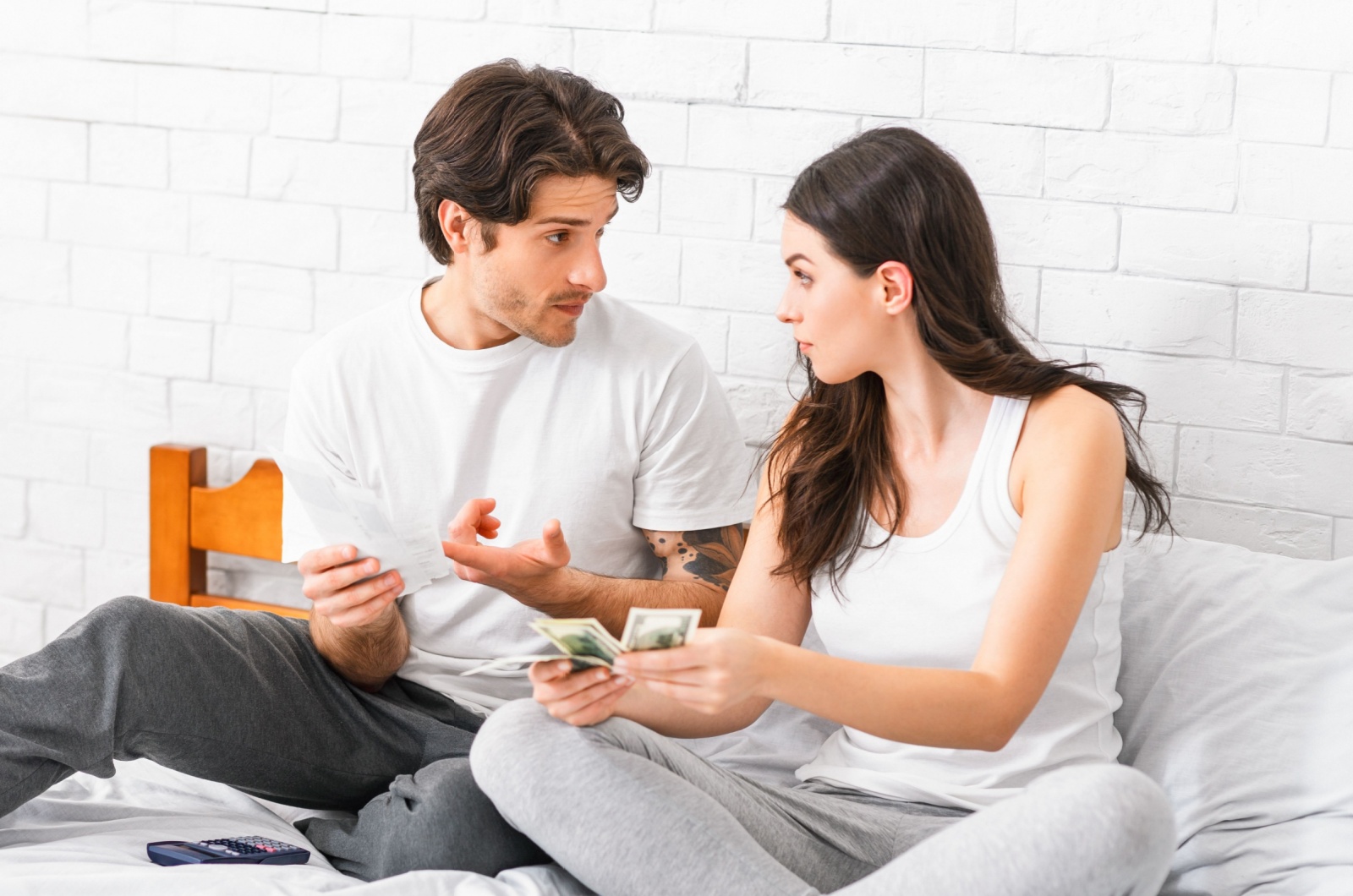 mann streitet mit frau ueber geld