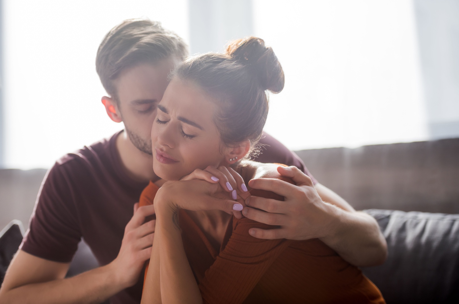 mann troestet frau