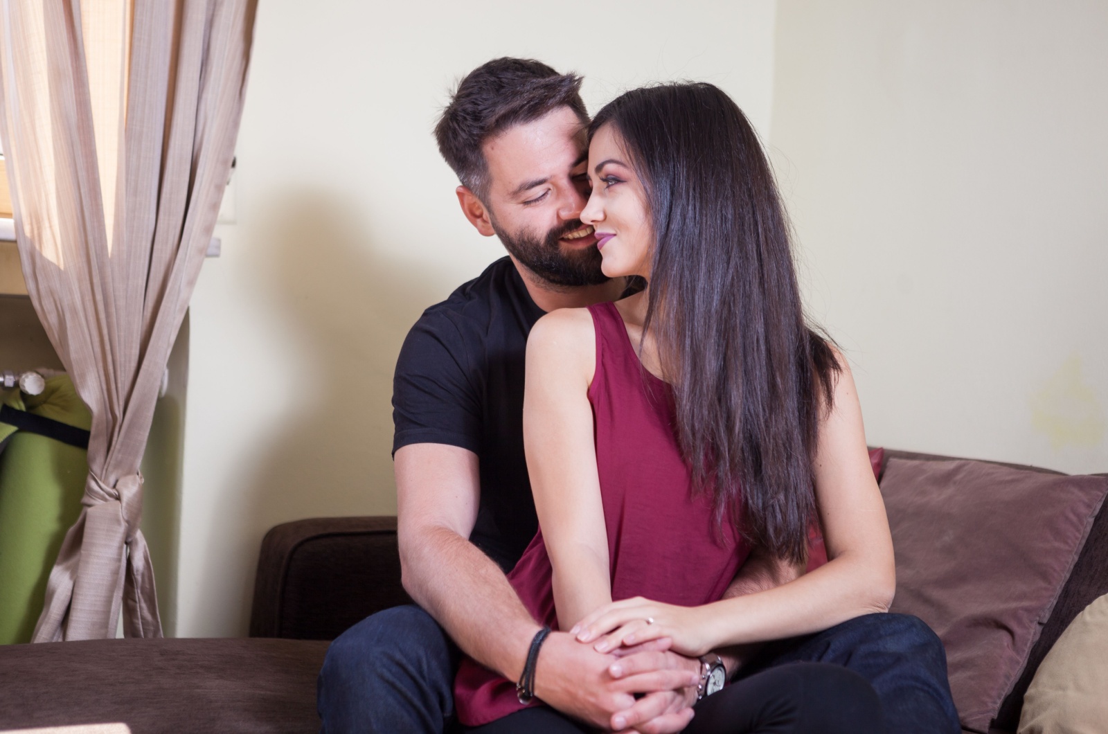 mann umarmt liebevoll seine frau