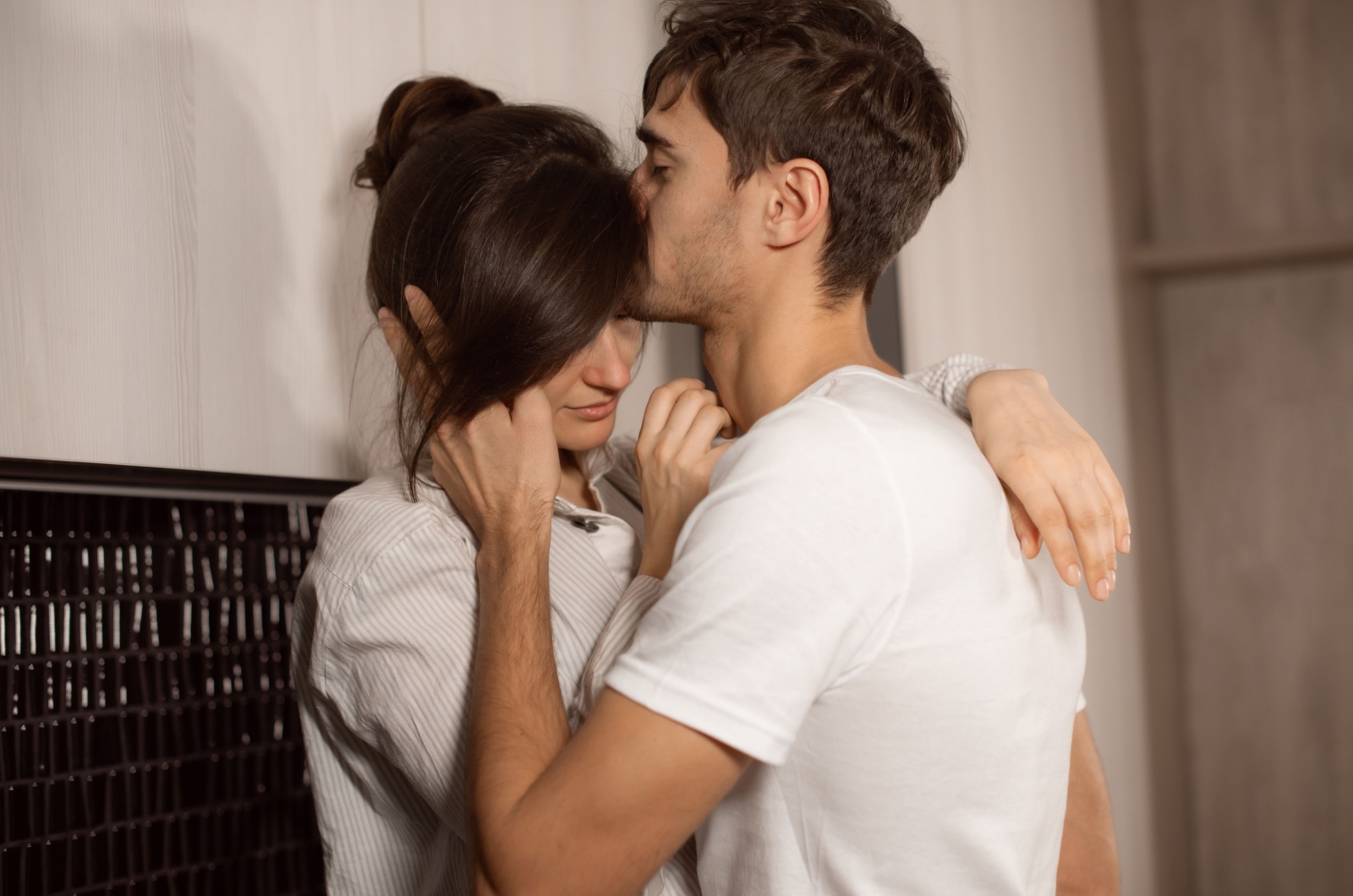 mann umarmt traurige frau