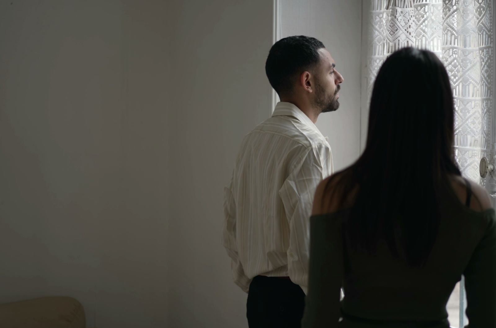 mann und frau alleine im raum