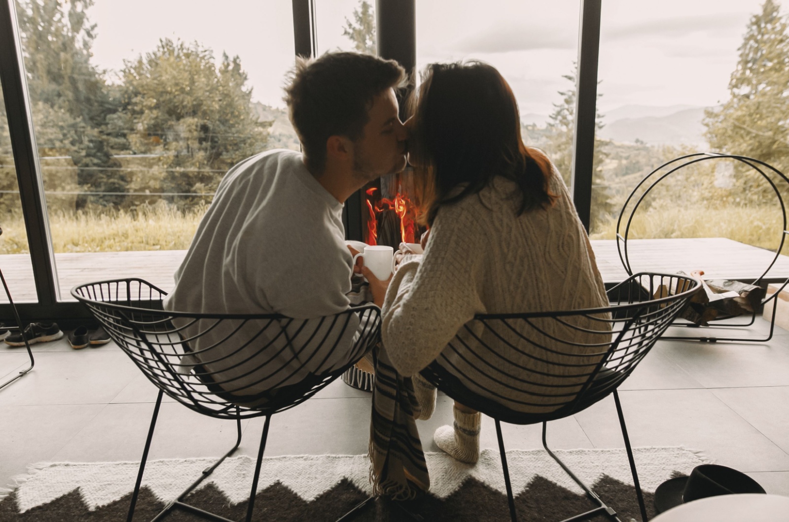 mann und frau kuessen sich romantisch