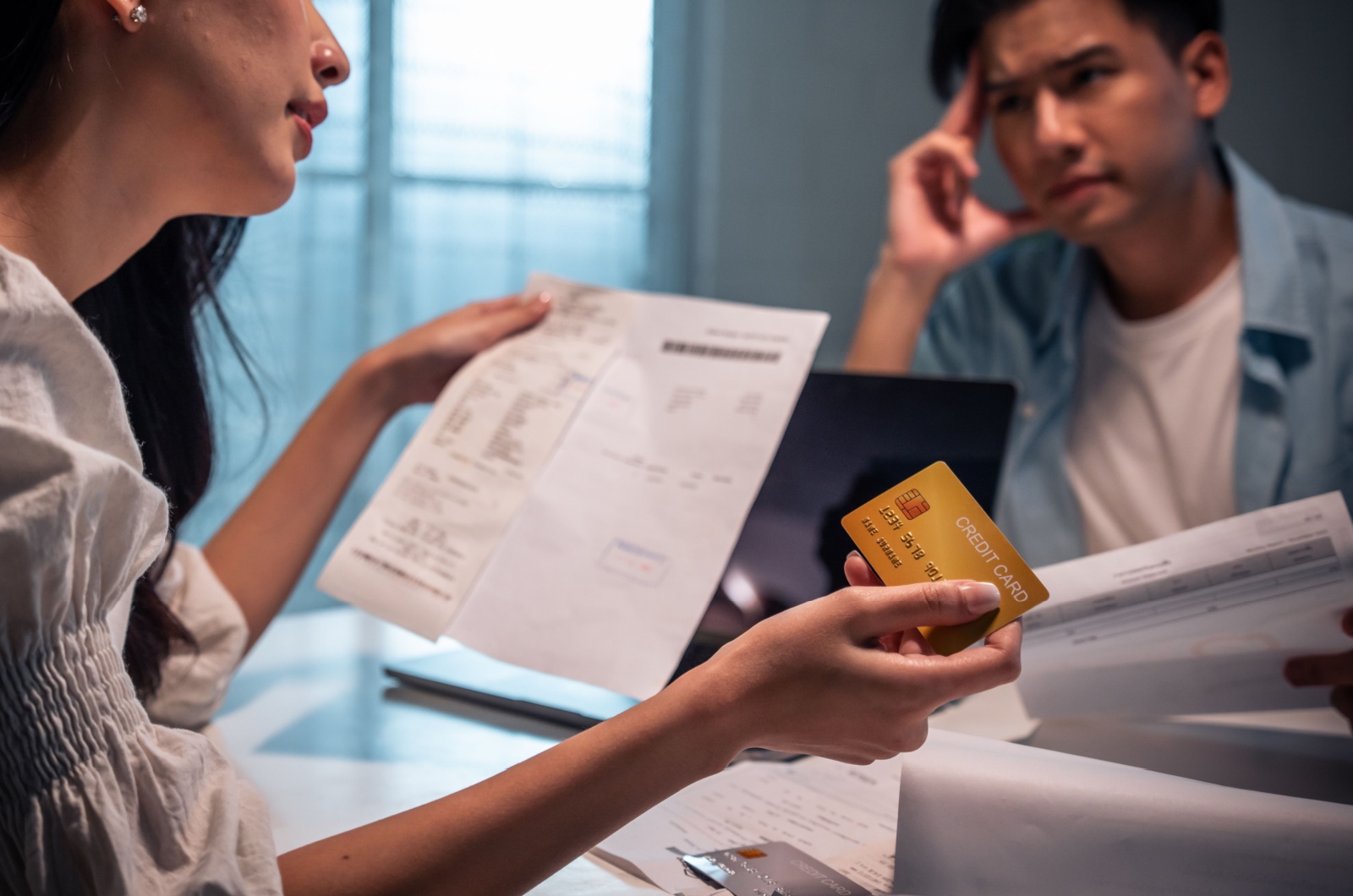 mann und frau reden ueber geld