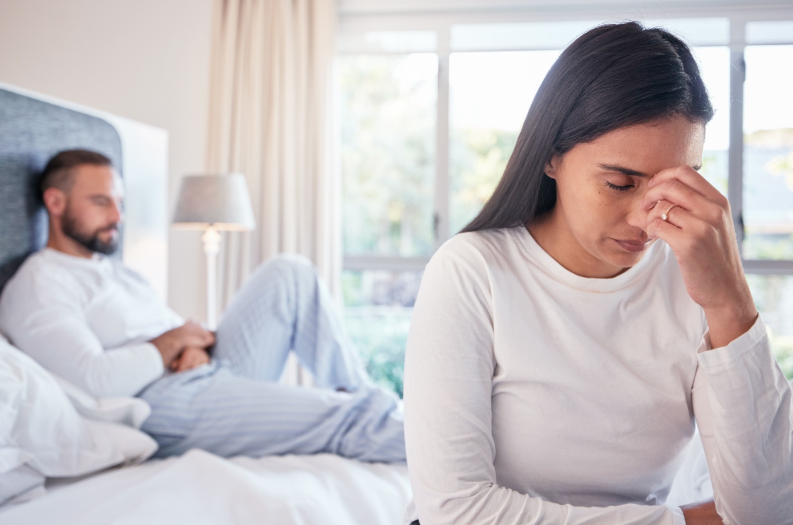 mann und frau sind zusammen ungluecklich