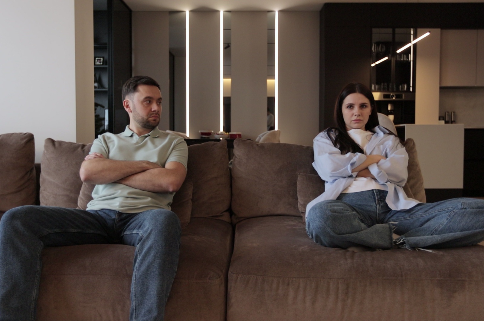 mann und frau sitzen weit von einander