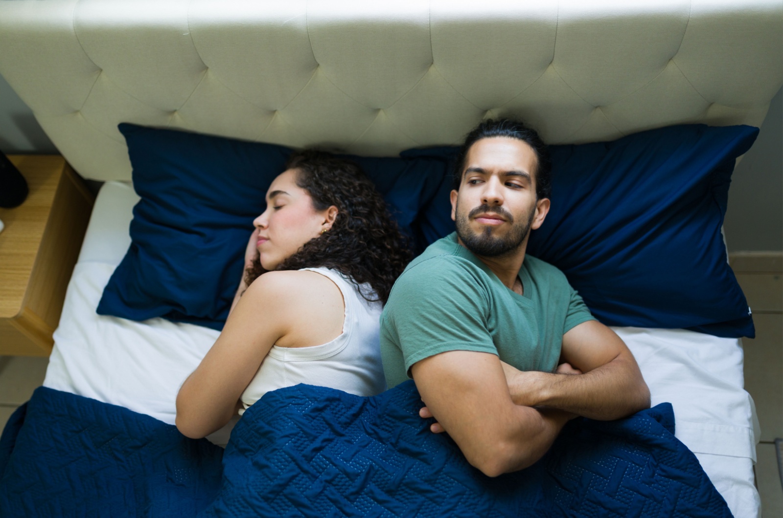 mann wach neben frau im bett