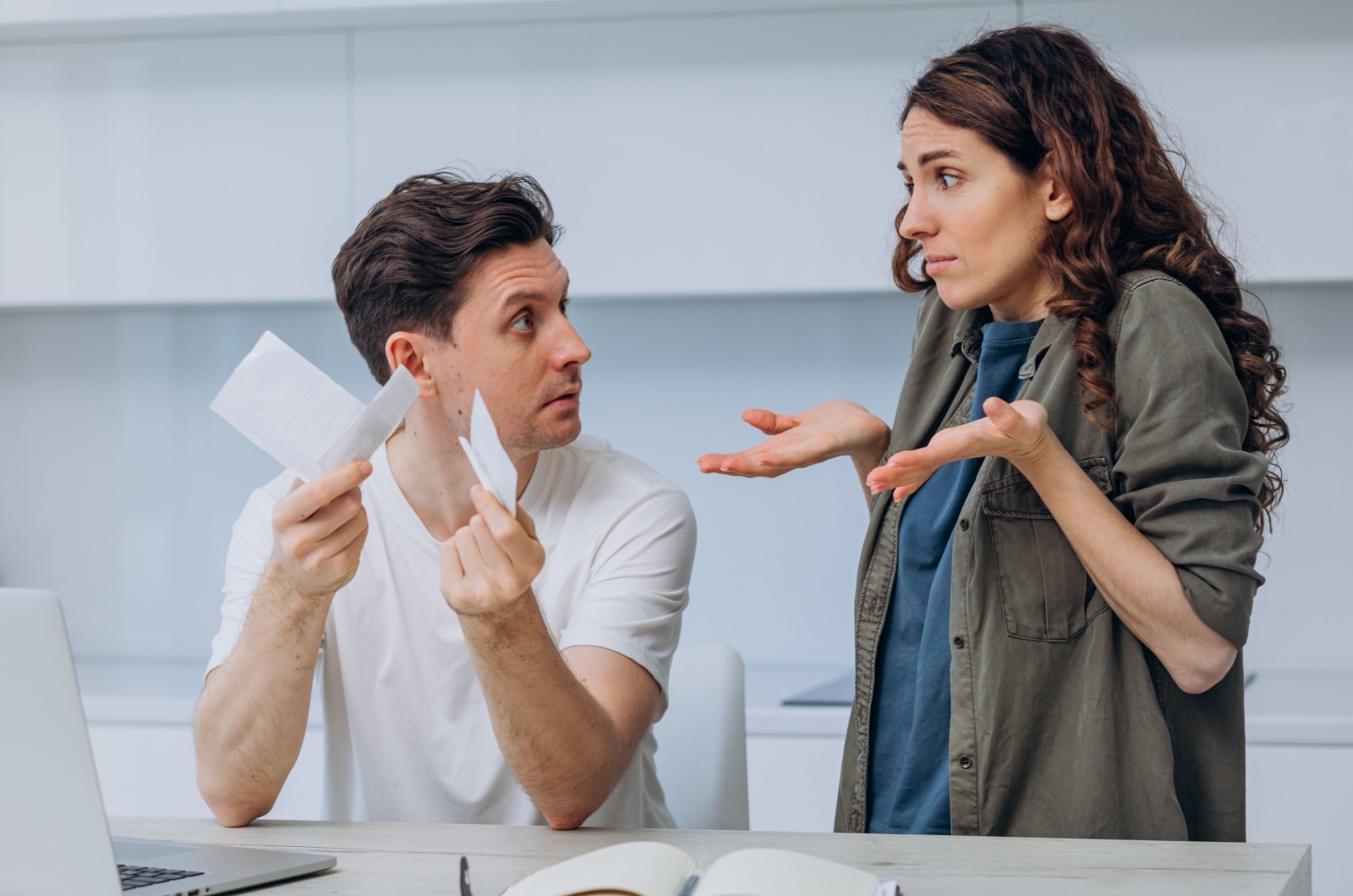 mann wuetend auf frau wegen geld