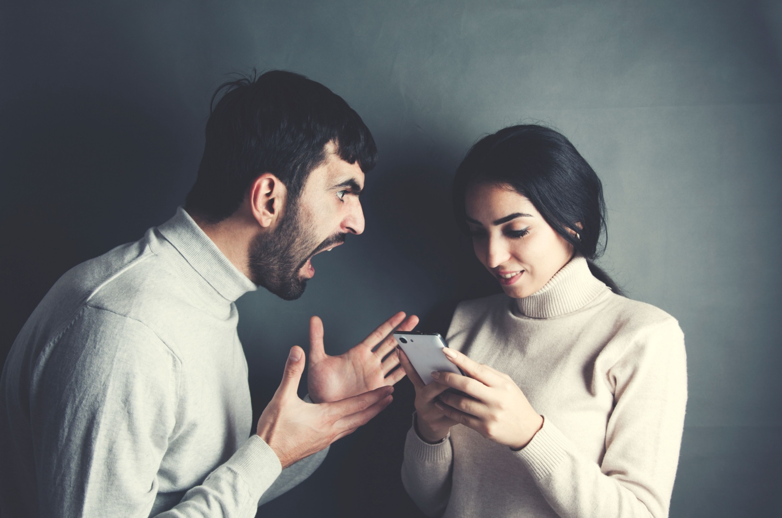 mann wuetend auf glueckliche frau