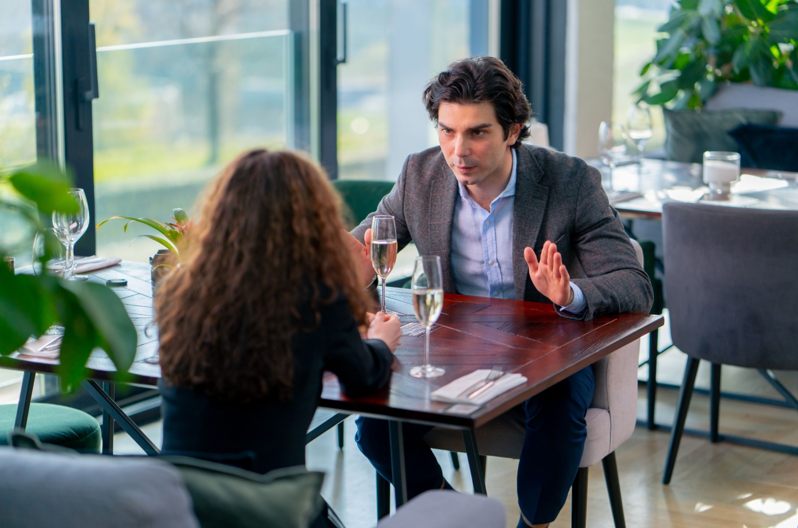 mann wuetend auf seine frau