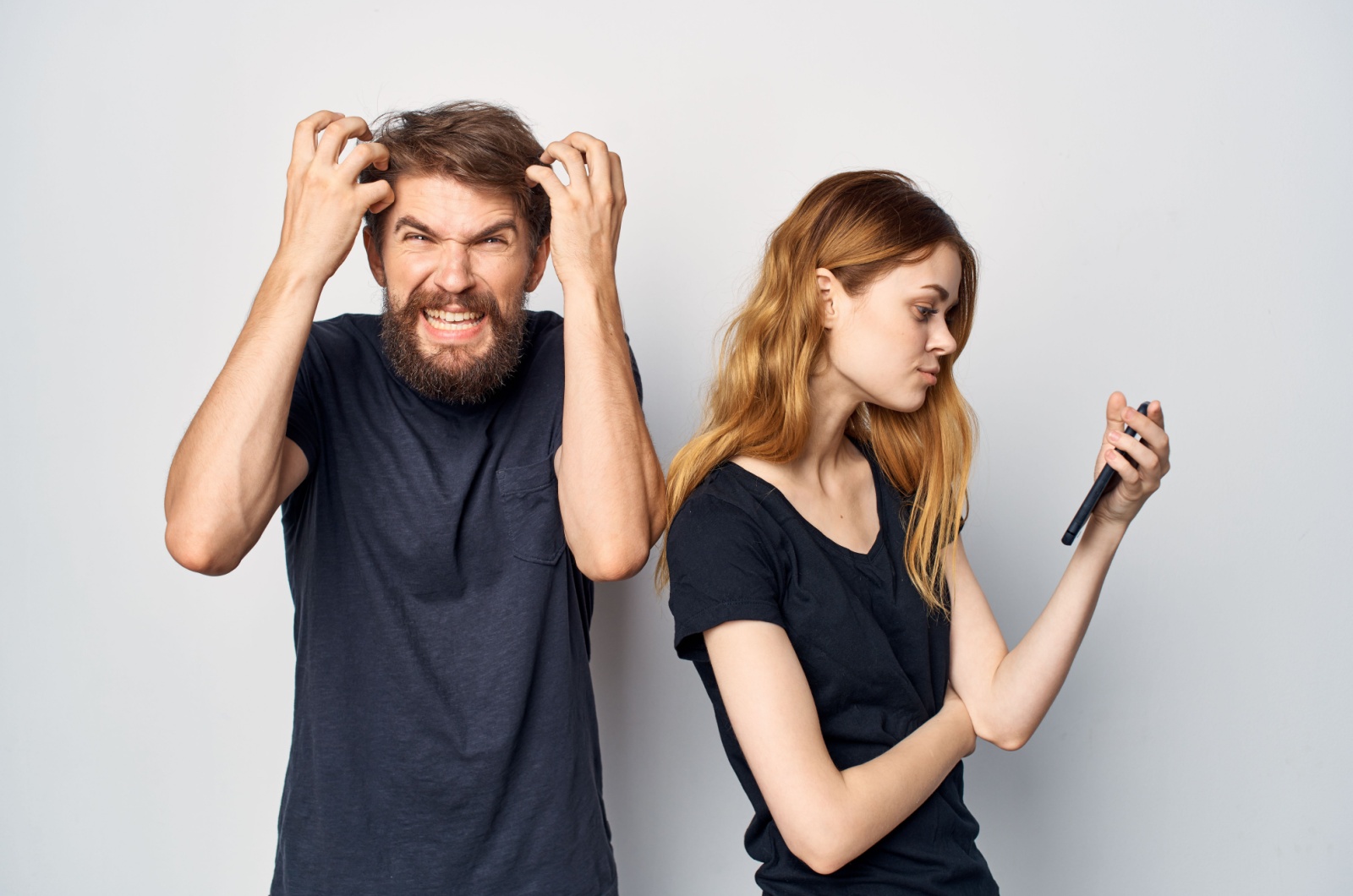 mann wuetend weil frau nur aufs handy schaut