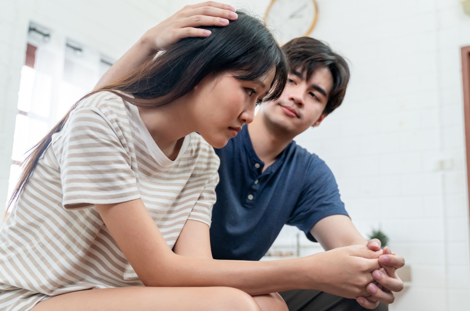 mann zeigt empathie fuer frau