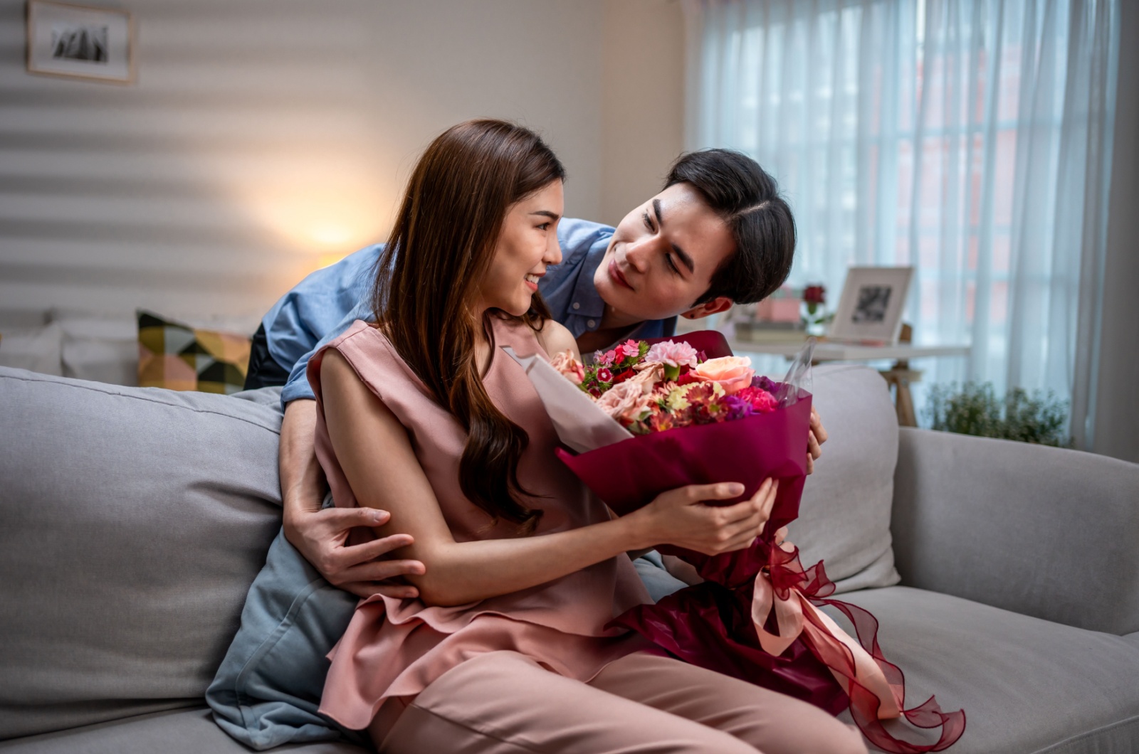 narzisst manipuliert frau mit geschenk