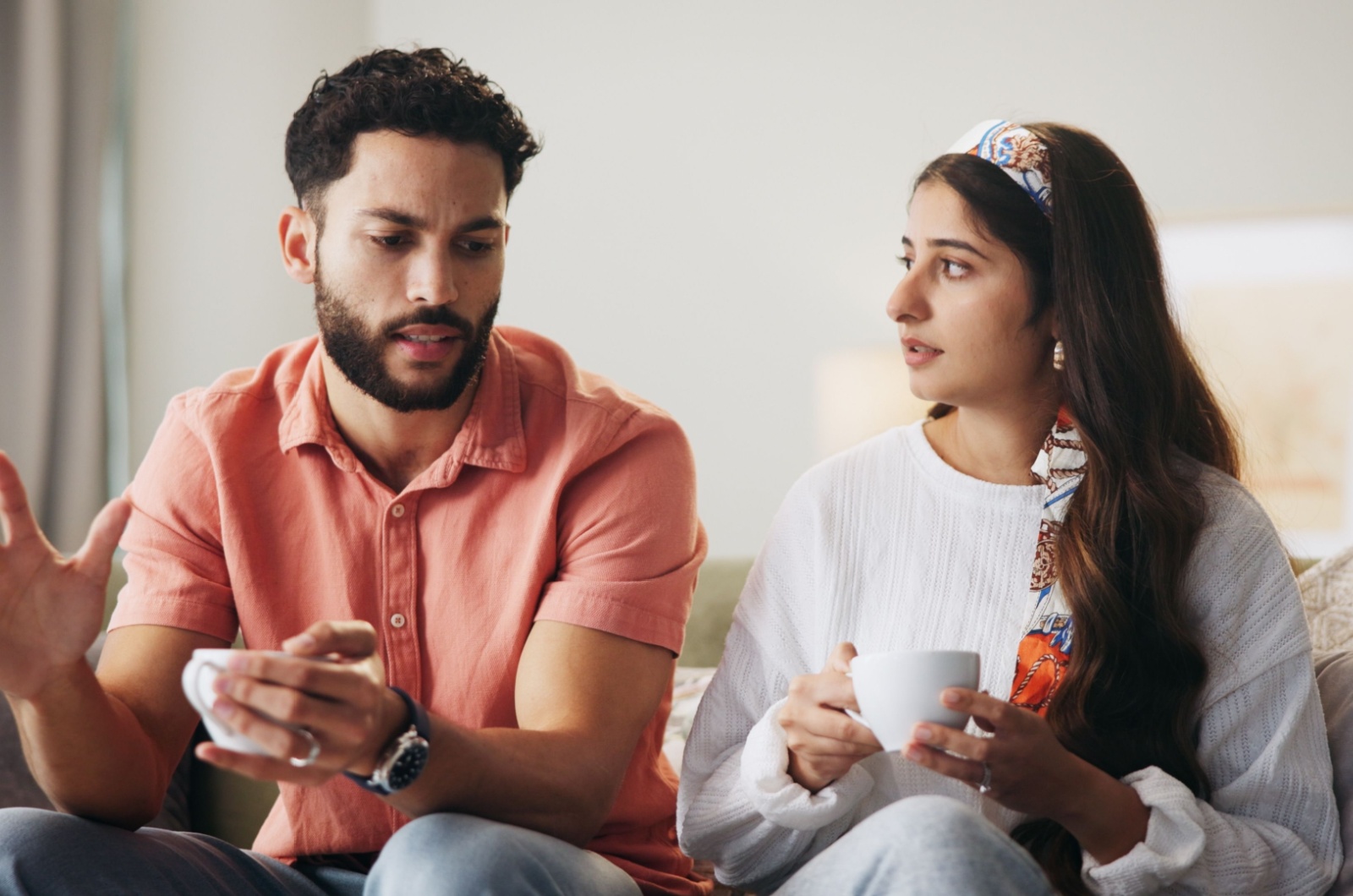 paar diskutiert auf sofa
