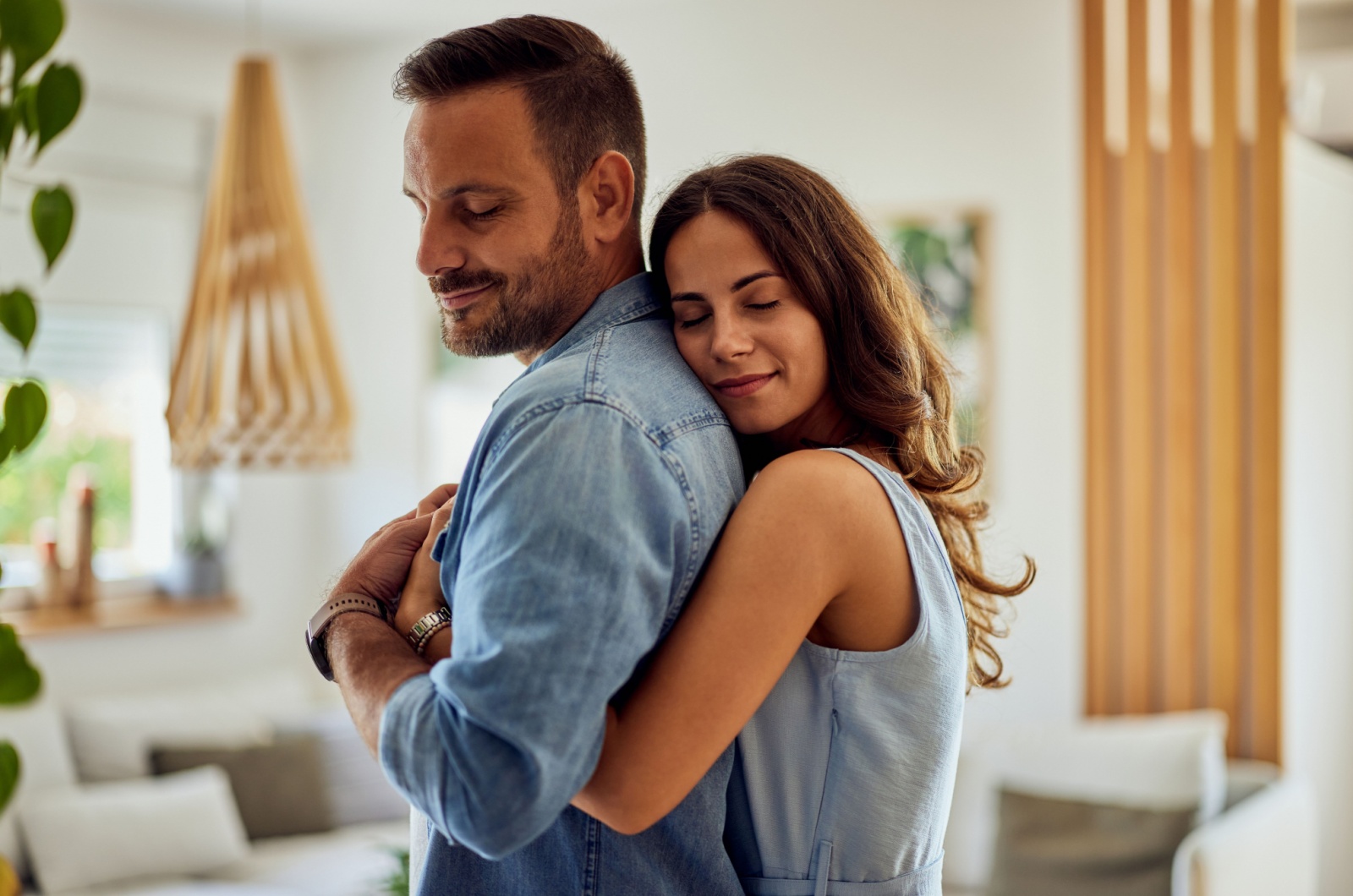 paar geniesst umarmung