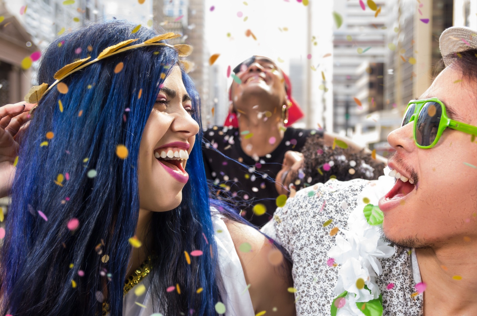 paar hat spass im konfetti