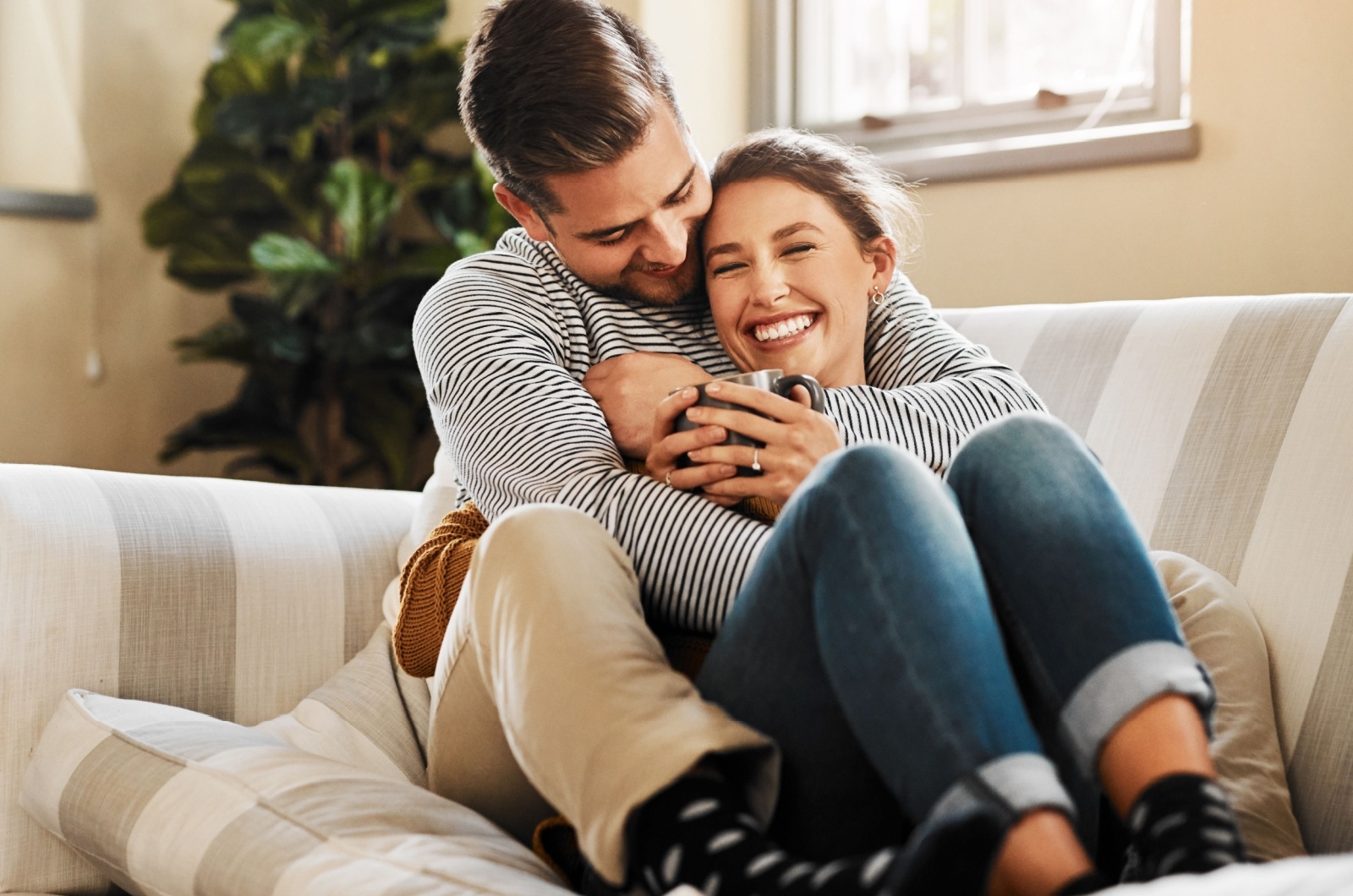 paar kuschelt auf couch