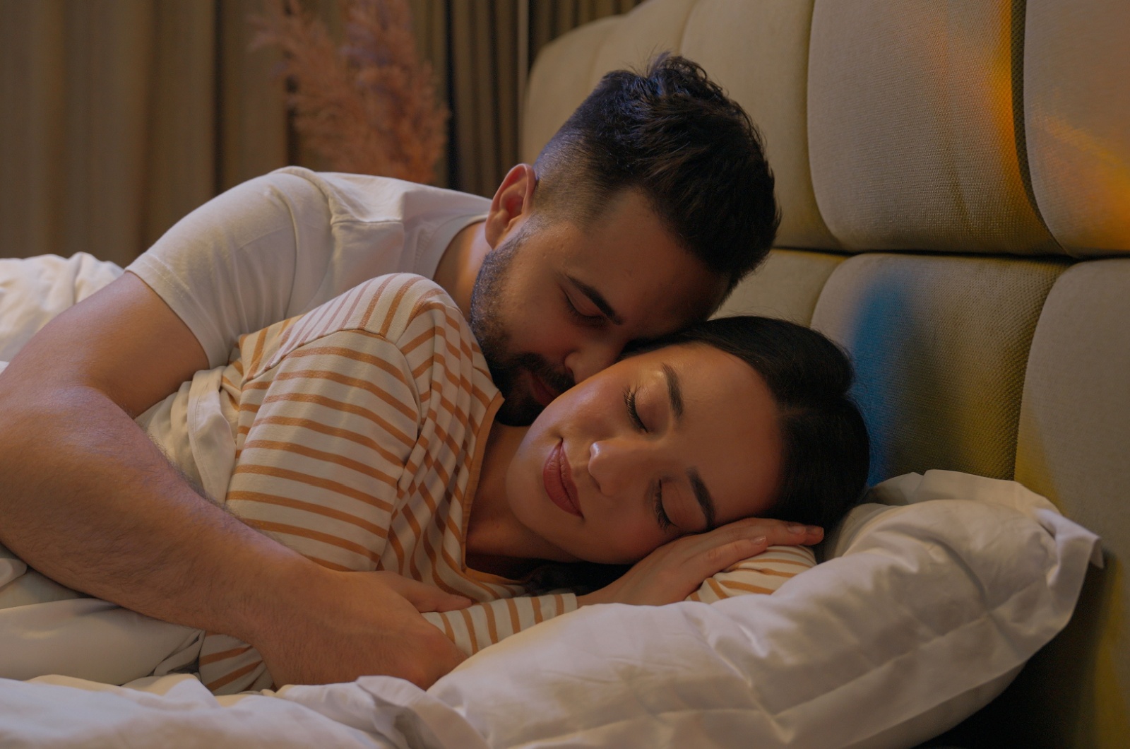 paar kuschelt im bett