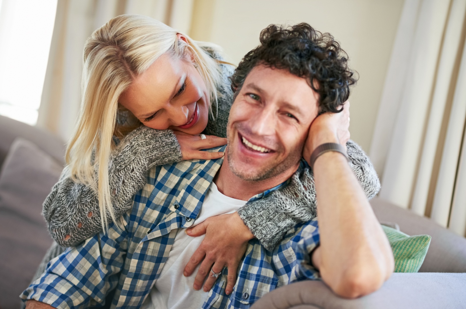 paar lacht gemeinsam