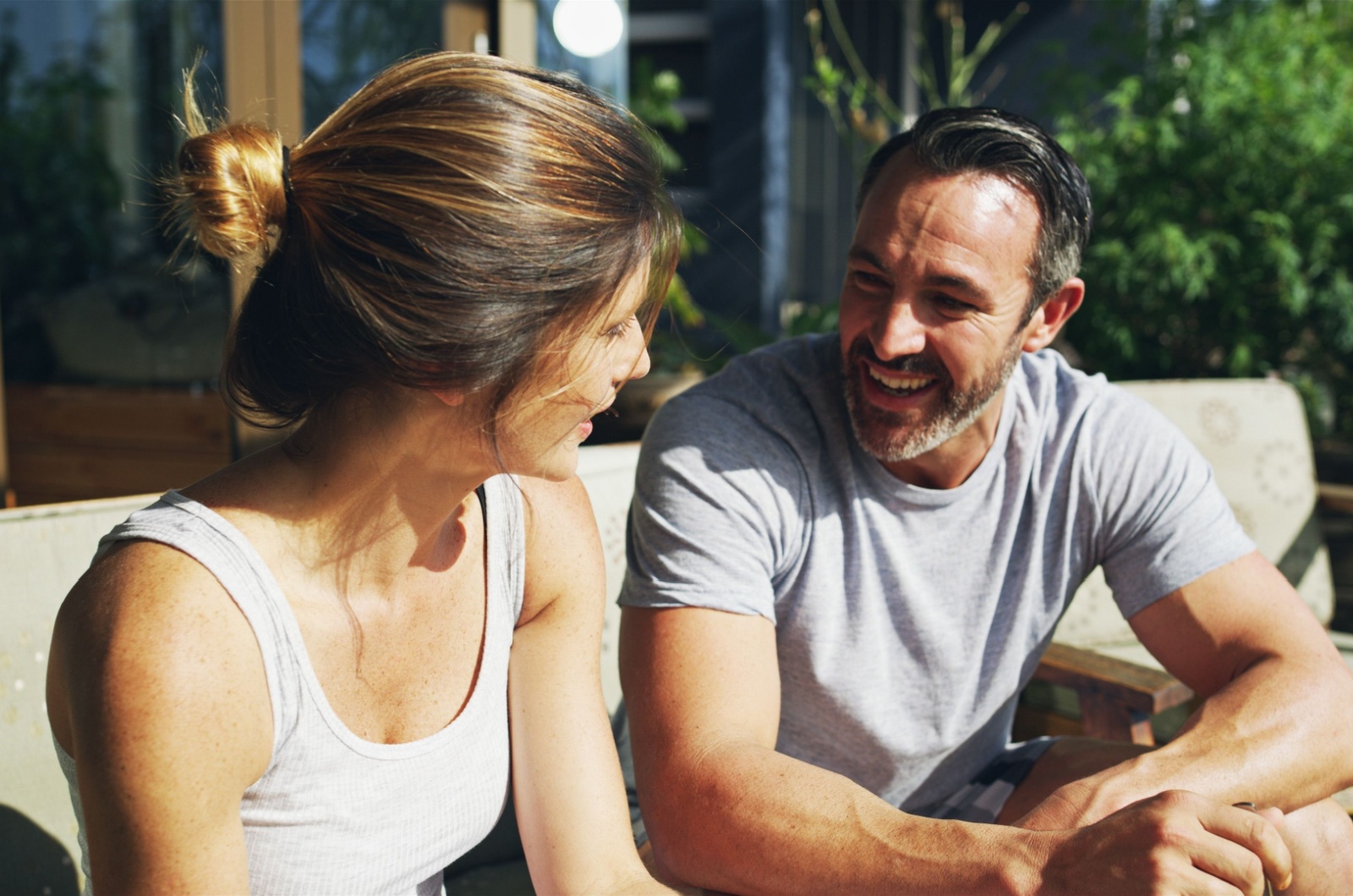paar lacht in der sonne