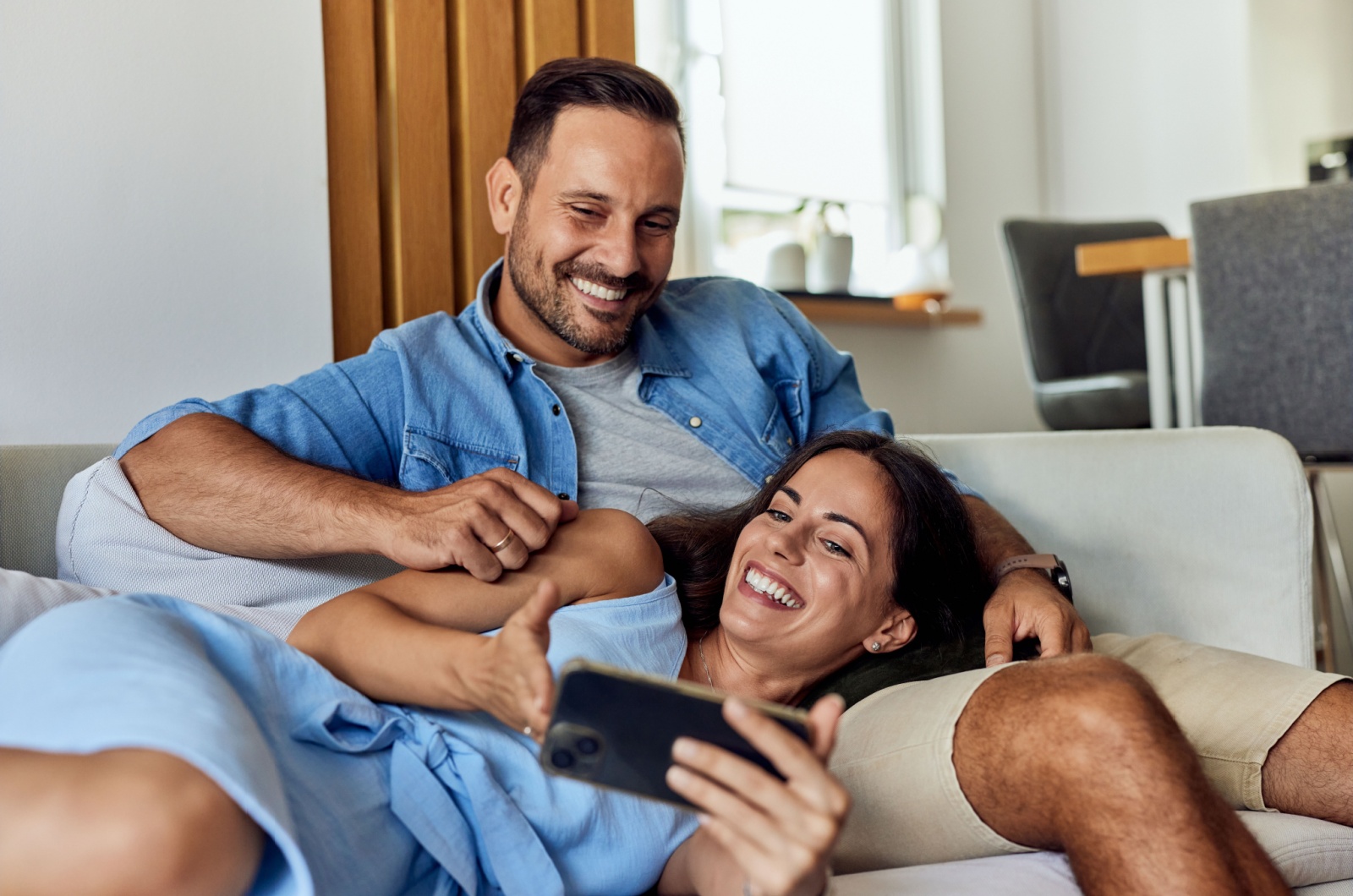 paar lacht mit handy