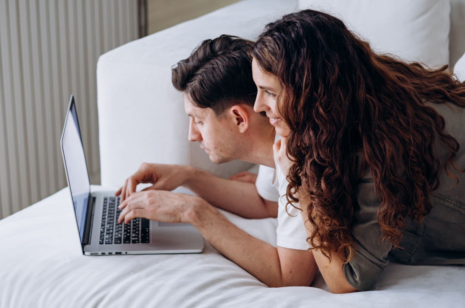 paar macht plaene am computer