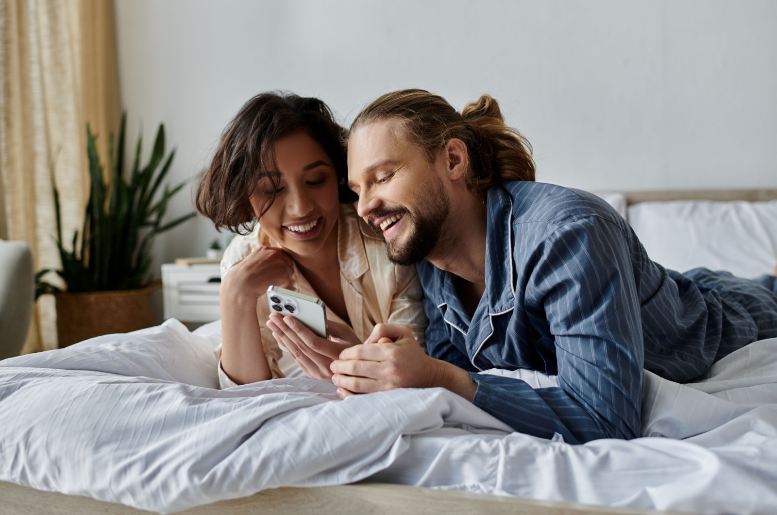 paar nutzt ein handy