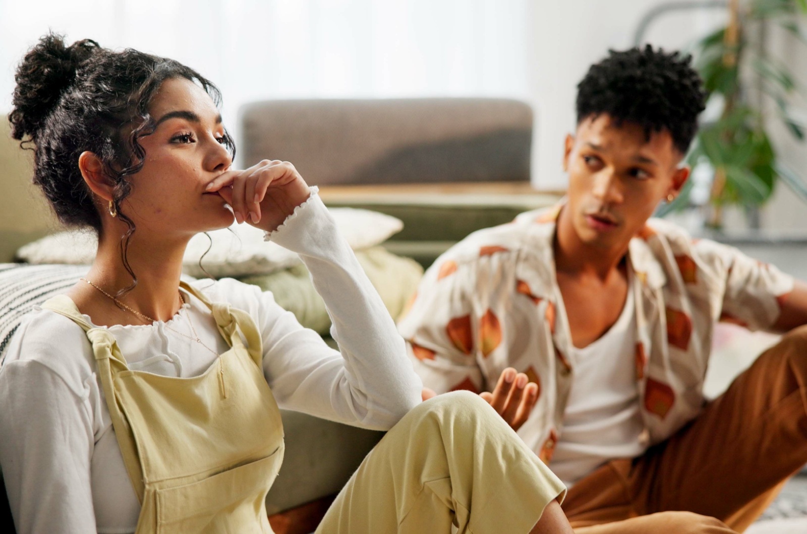 paar redet ernst miteinander