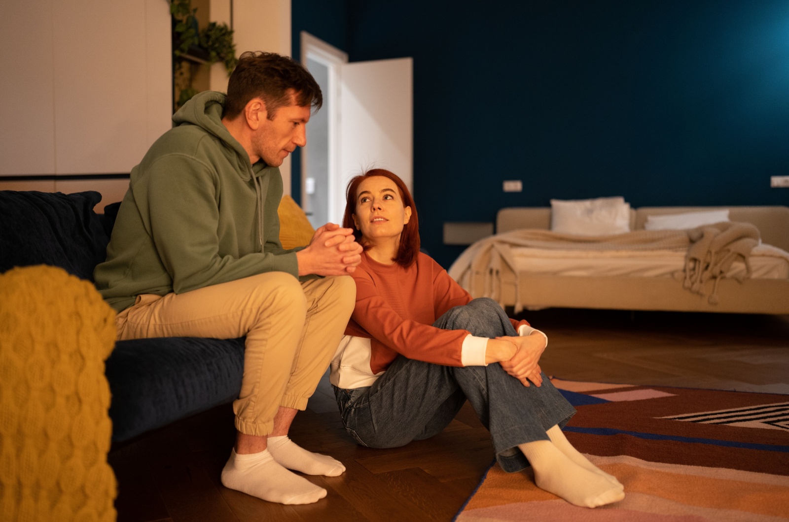 paar redet in wohnung