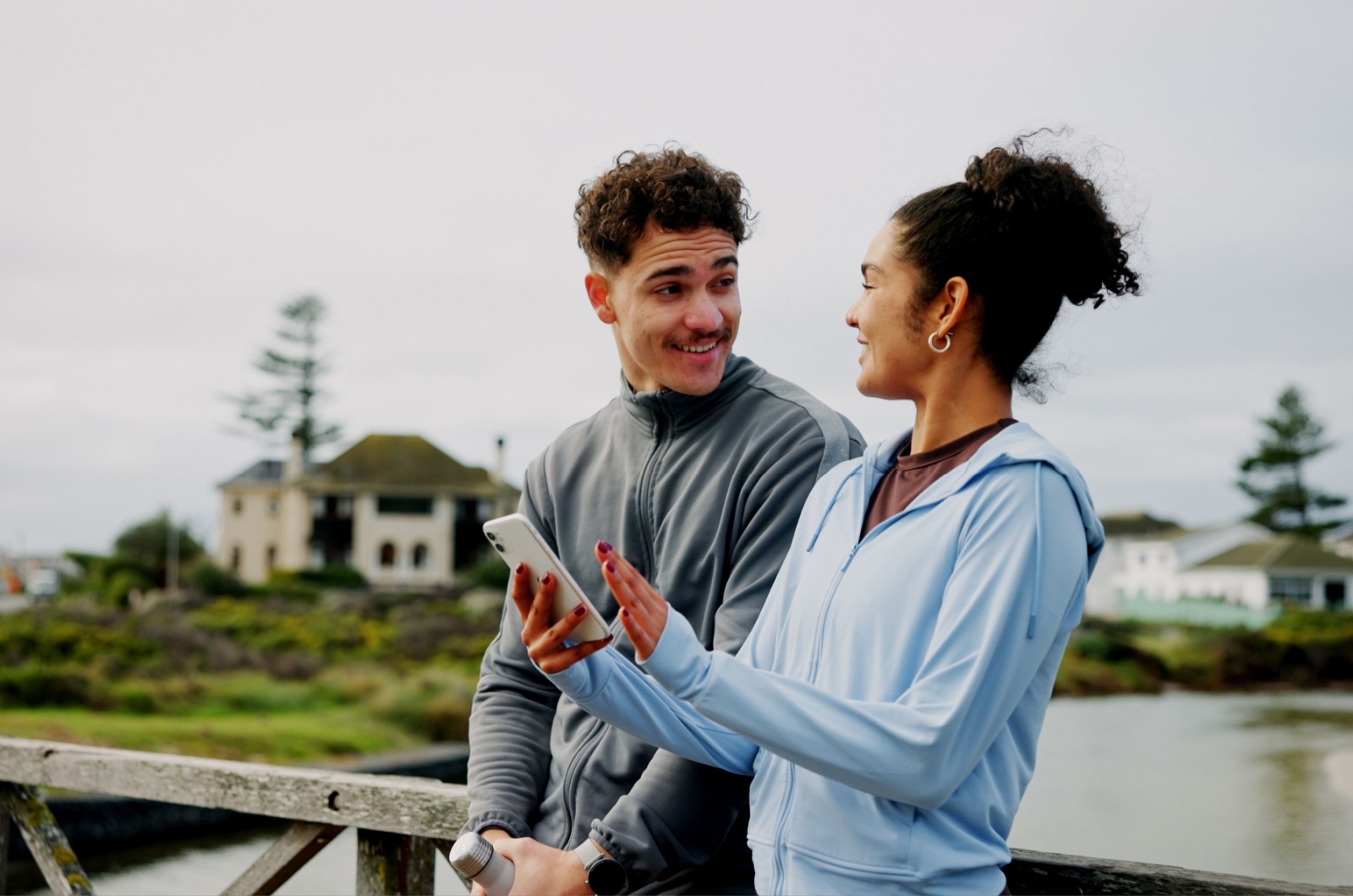 paar redet ueber handy