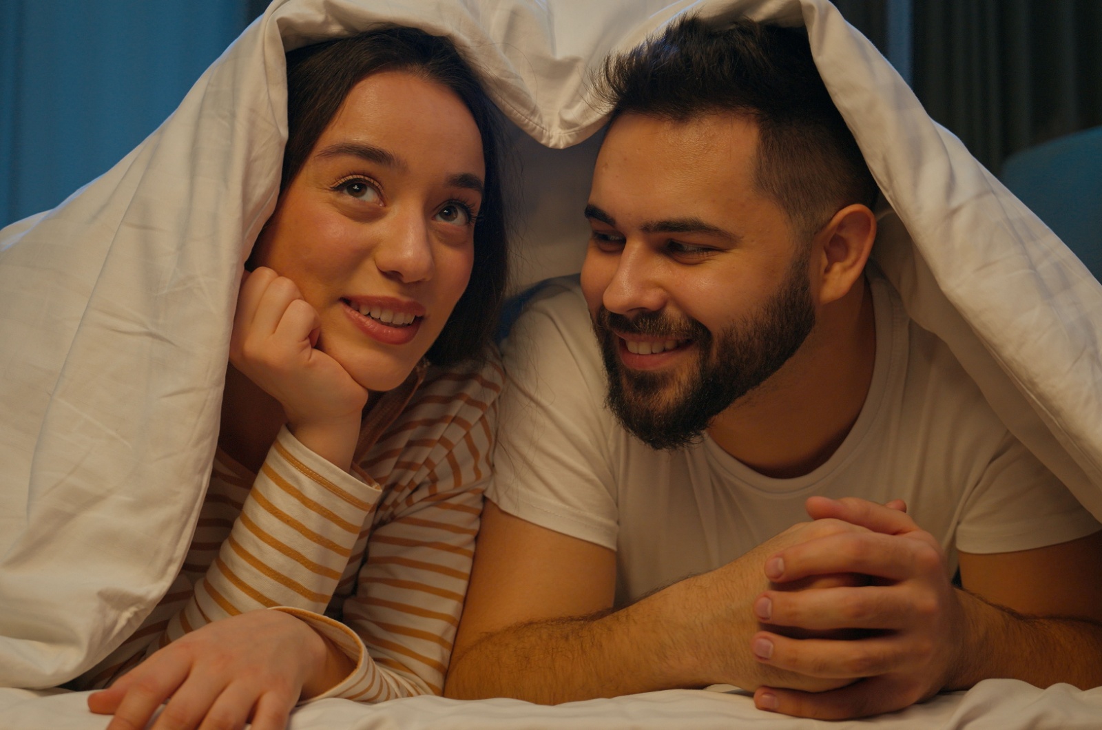 paar redet und hoert zu