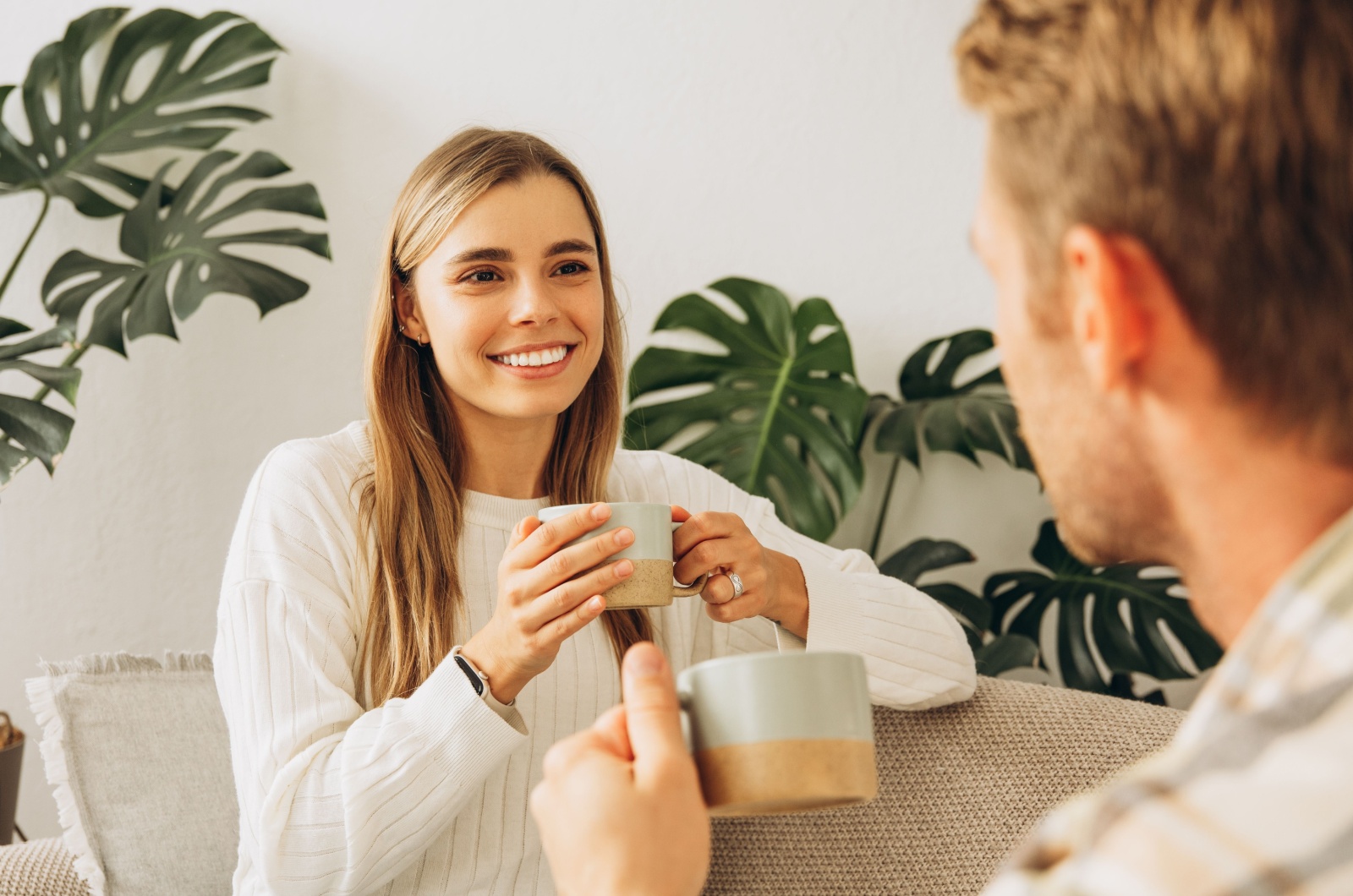 paar redet und trinkt kaffee