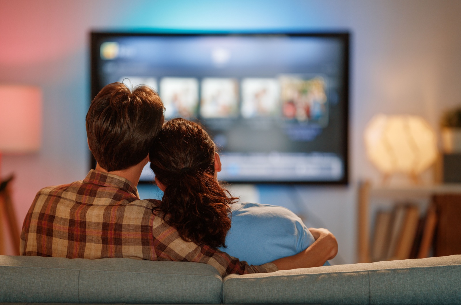 paar schaut einen film