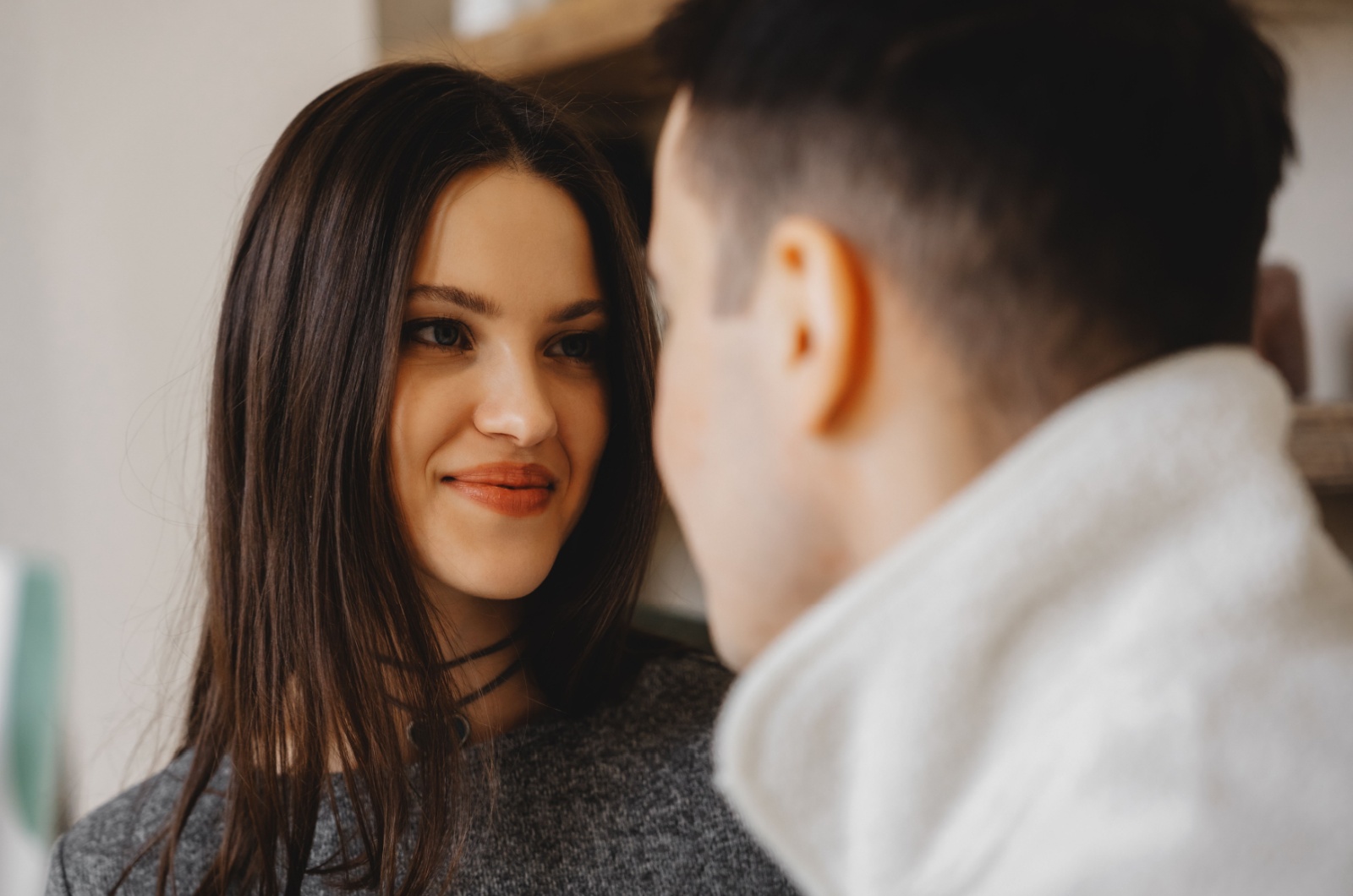 paar schaut sich in die augen