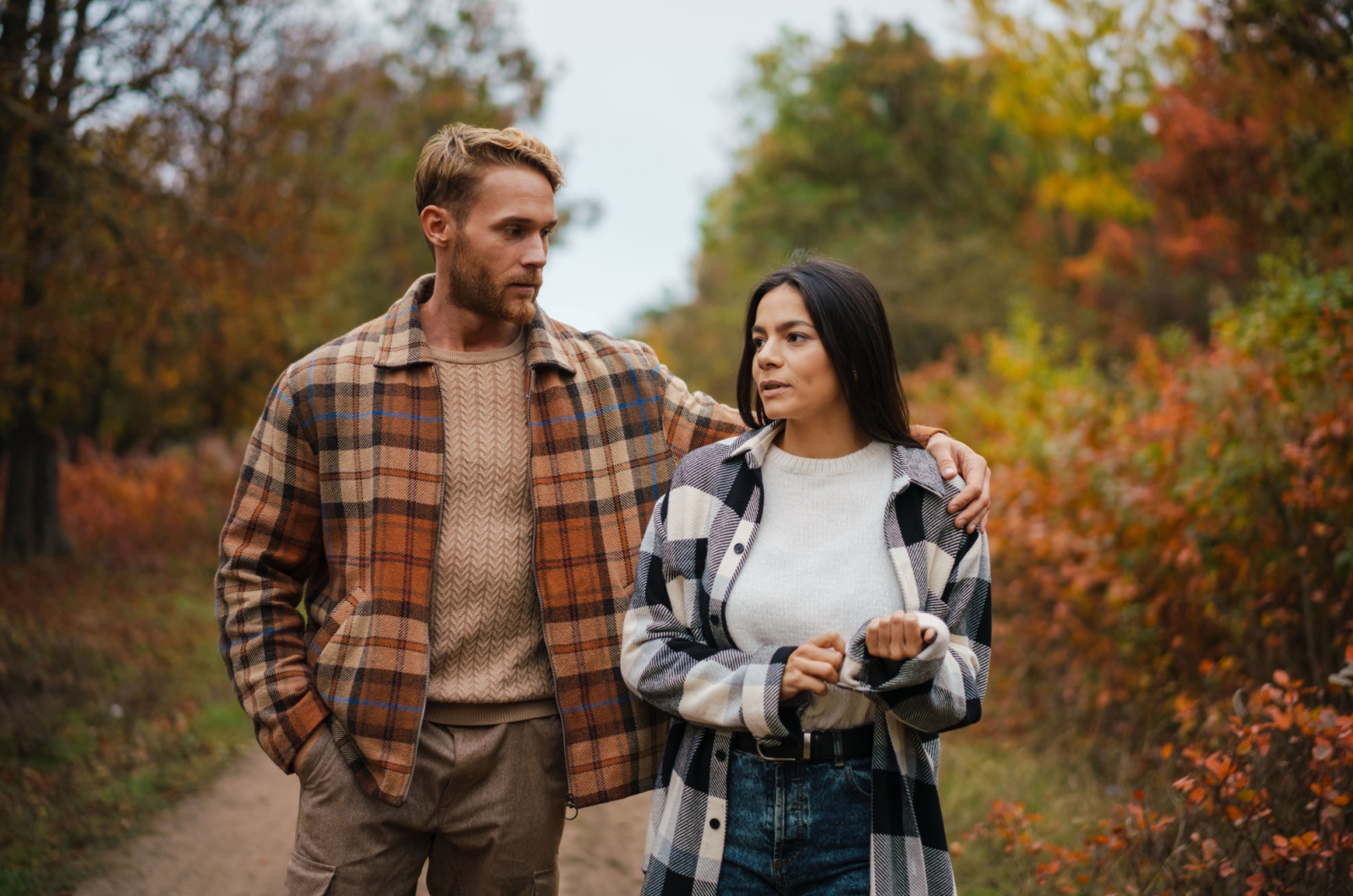 paar spaziert und redet