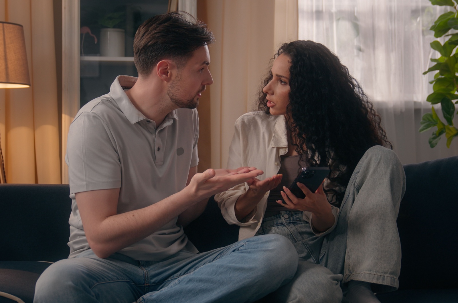 paar streitet ueber handy