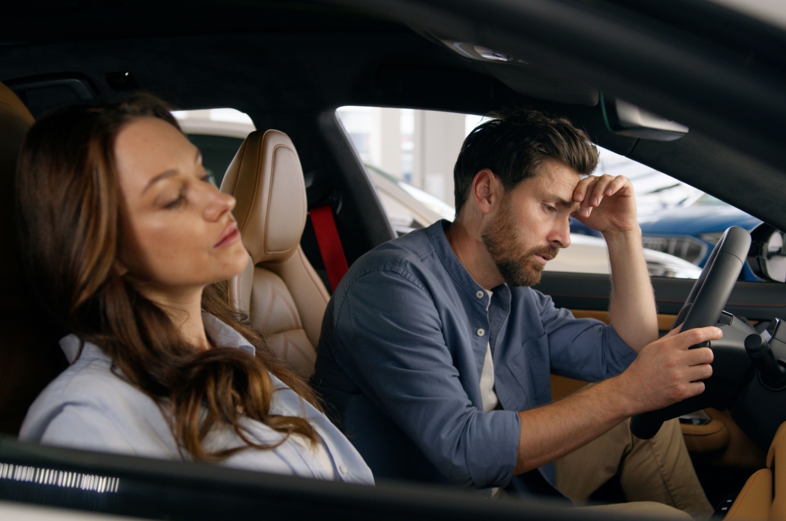 paar traurig im auto